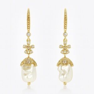 ⚜️ Elegant Gold and Cream Pearl Earrings